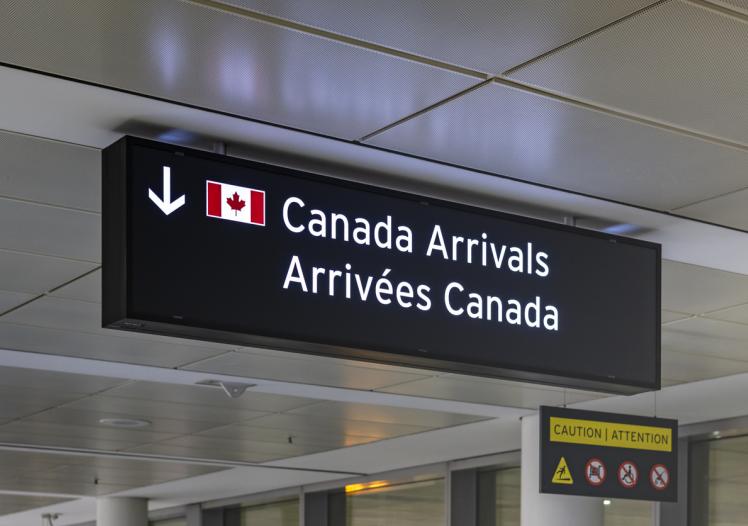 Airport signs in English and French