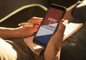Text do you speak Dutch in a smartphone 