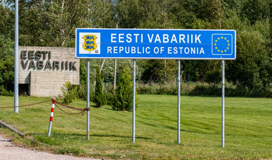 Roadside border sign marking the entrance to the Republic of Estonia